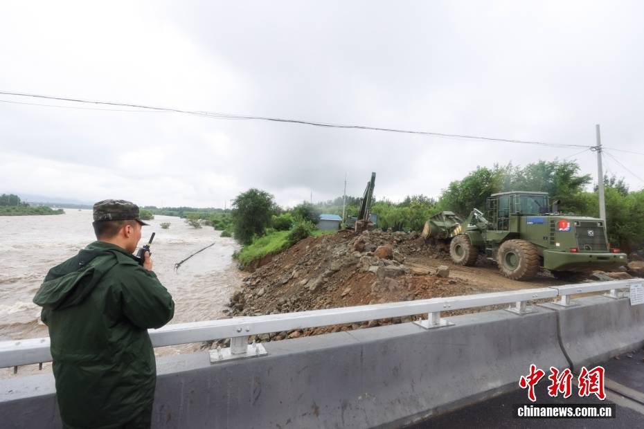 北京密云：武警官兵使用重型機(jī)械加固潮河壩體:重型機(jī)械
